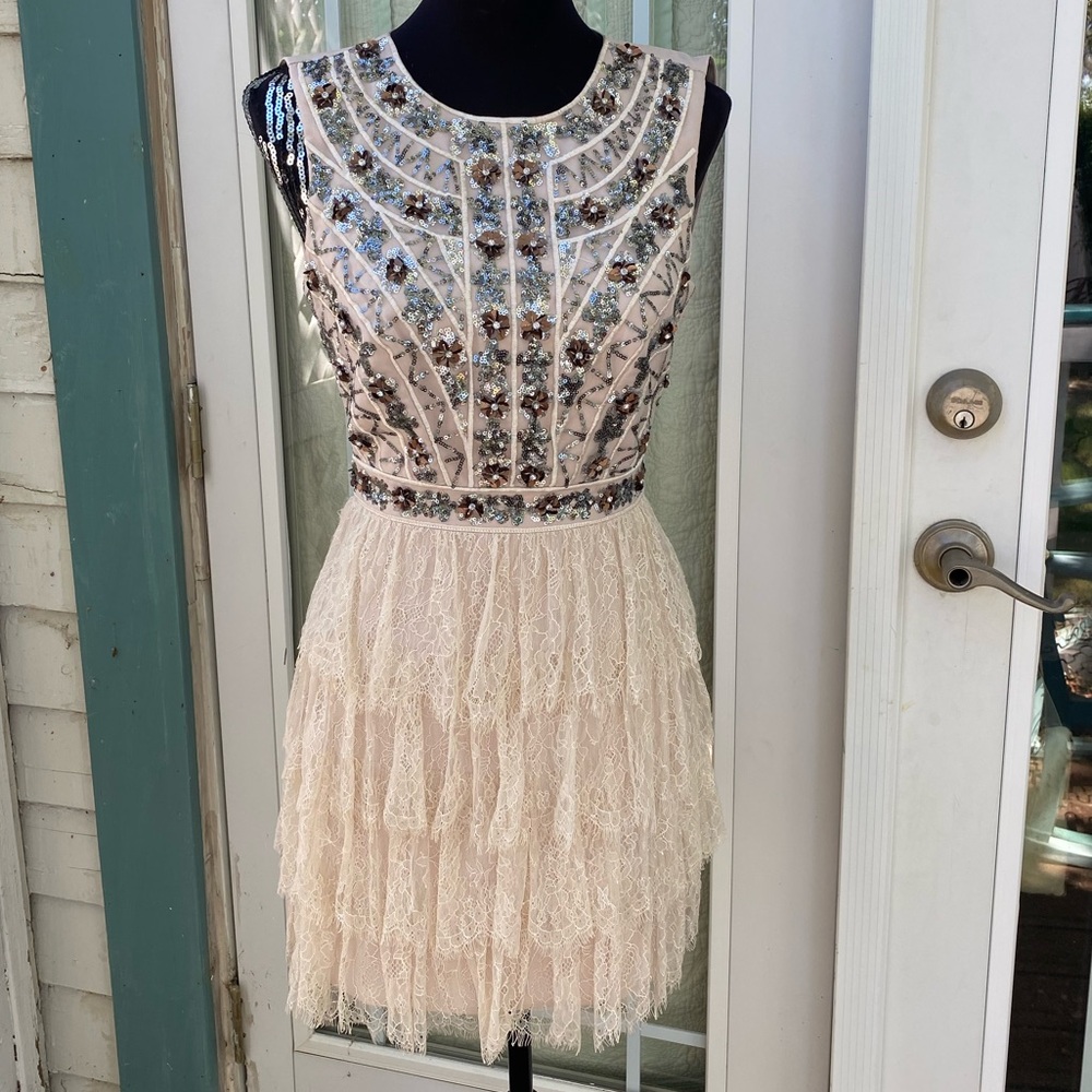 BEBE Cocktail Dress w/ Flowered Beads & Sequins. Lace Tiered Skirt. Gorgeous!🌷